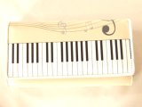 ピアノや音楽が好きな方にオススメ♪ ピアノ鍵盤＆音符やト音記号がプリントされた長財布が入荷しました！