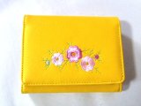 花の刺繍が可愛いポイントの二つ折り財布が入荷しました！