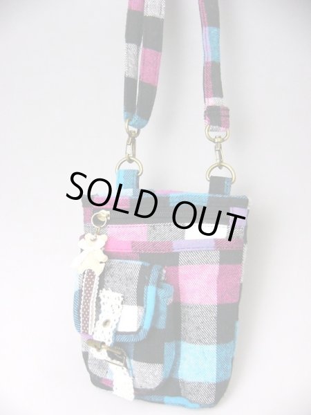 画像4: クマチャームチェックシザーバッグ（２色有）【メール便ok】 (4)