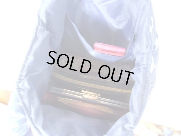 画像4: 【訳あり】エックスガール（X-GIRL）ｘアウトドアプロダクツ（OUTDOOR）コラボ　レディース中綿入りオシャレな小さめナイロン手提げバッグ紺【メール便ok】 (4)