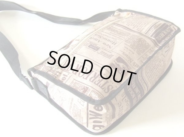 画像2: 【メール便ok】拡幅機能英字新聞ショルダーバッグ（２色有） (2)