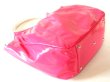画像2: 【訳有】鮮やかなピンク色のパンチング手提げバッグ (2)
