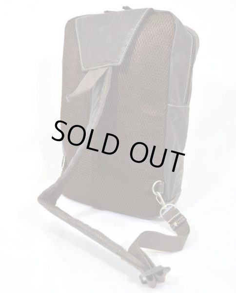 画像2: CUBICCORE　Ａ４対応１ライン合皮ボディバッグ濃茶 (2)