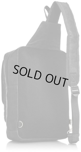 画像2: CUBICCORE　Ａ４対応１ライン合皮ボディバッグ黒 (2)