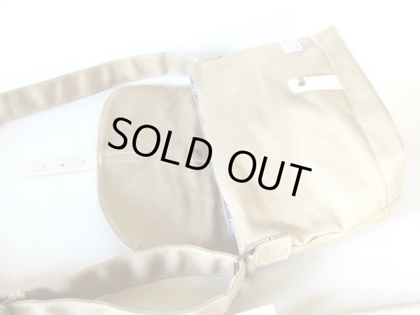 画像4: 小振りサイズのシンプルな帆布ショルダーバッグ／ベージュ (4)