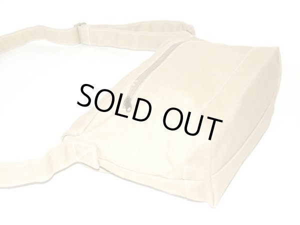 画像2: 小振りサイズのシンプルな帆布ショルダーバッグ／ベージュ (2)