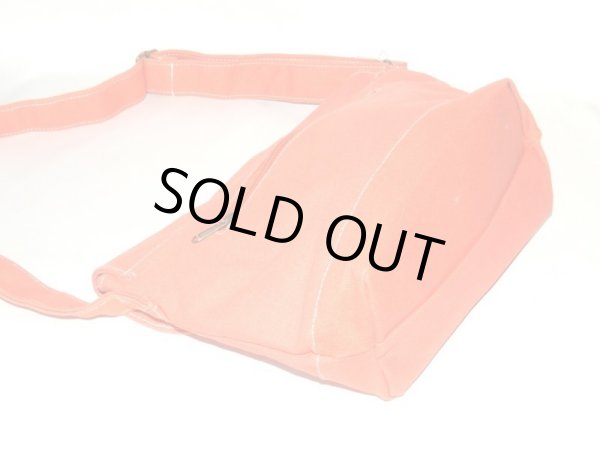 画像2: 小振りサイズのシンプルな帆布ショルダーバッグ／オレンジ (2)