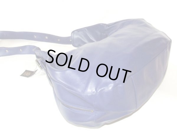 画像2: シックなダークネイビーのソフト合皮ショルダーバッグ (2)