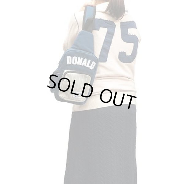 画像5: ドナルドダックDONALD刺繍入りボディバッグ紺 (5)