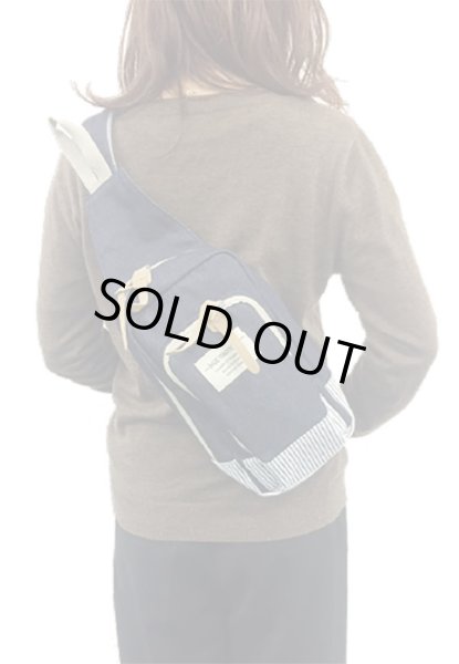 画像4: 【sale】レディース＆メンズ／ガバッと開くバイカラースウェットカジュアルボディバッグ（２色有） (4)