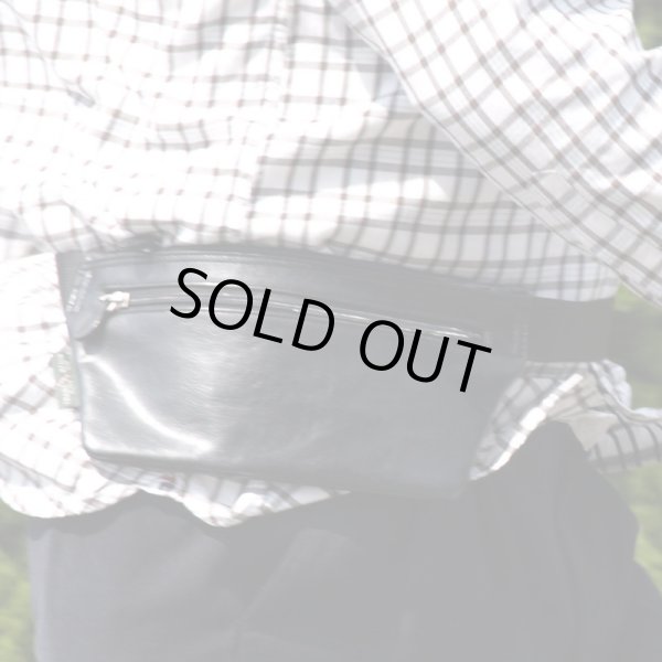 画像7: saleメンズ極薄マチなしフェイクレザー軽量ウエストバッグ日本製／黒 (7)