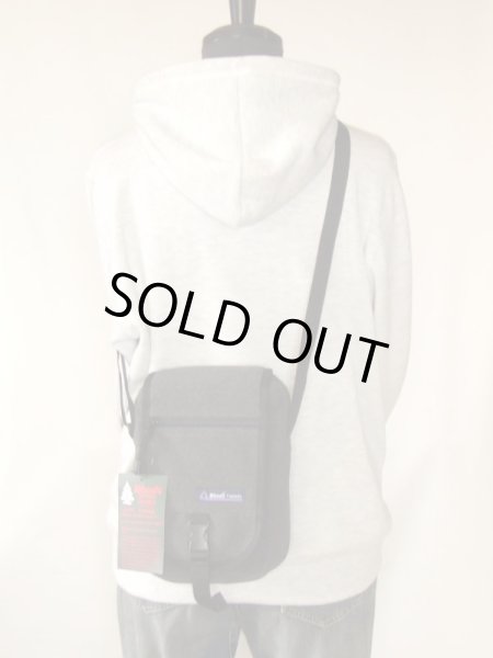 画像8: ＜訳あり＞人気アウトドアメーカーwoodsメンズ斜め掛けミニショルダーバッグ（２色有） (8)