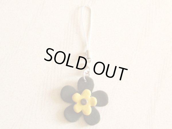 画像2: 本革フラワーチャーム・ストラップ緑ｘ黄【メール便ok】 (2)