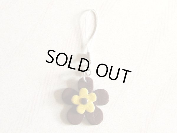 画像2: 本革フラワーチャーム・ストラップ茶ｘ黄【メール便ok】 (2)