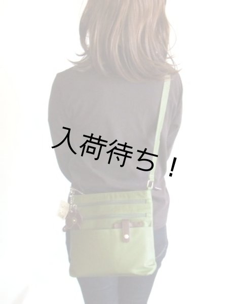 画像8: ポケット８個フラワーチャーム付き薄型ショルダーバッグ／ライム (8)