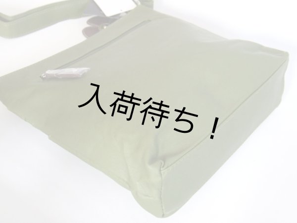 画像3: ポケット８個フラワーチャーム付き薄型ショルダーバッグ／ライム (3)