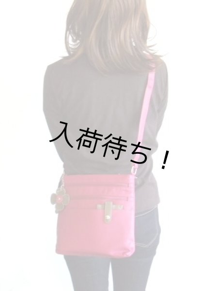 画像7: ポケット８個フラワーチャーム付き薄型ショルダーバッグ／ピンク (7)