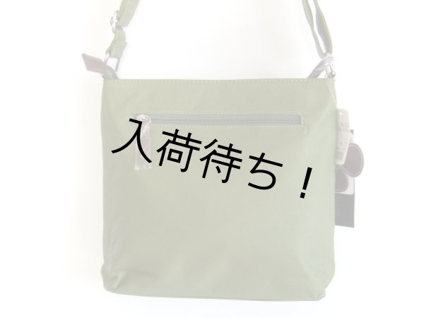 画像2: ポケット８個フラワーチャーム付き薄型ショルダーバッグ／ライム (2)