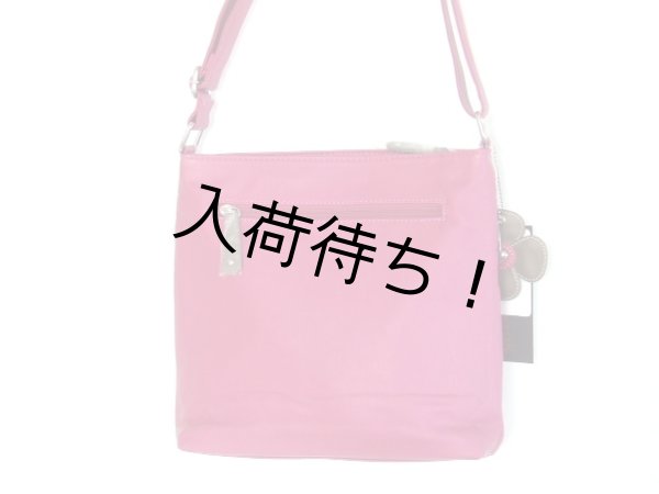 画像2: ポケット８個フラワーチャーム付き薄型ショルダーバッグ／ピンク (2)