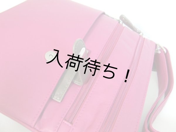 画像4: ポケット８個フラワーチャーム付き薄型ショルダーバッグ／ピンク (4)