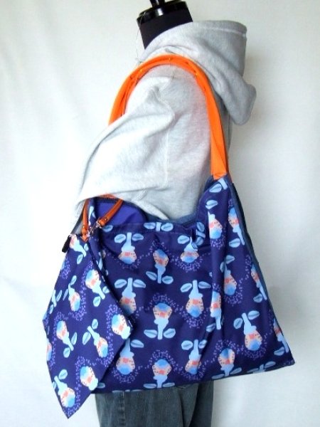 画像11: 【sale】無地デニム＆おしゃれな総柄のリバーシブル大きめポーチ付きレディーストートバッグ (11)