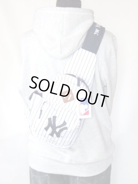 画像8: ニューヨークヤンキースピンストライプボディバッグ白 (8)