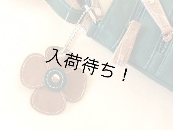 画像5: ポケット８個フラワーチャーム付き薄型ショルダーバッグ／ブルー (5)