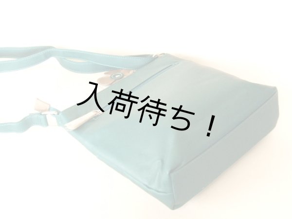 画像2: ポケット８個フラワーチャーム付き薄型ショルダーバッグ／ブルー (2)