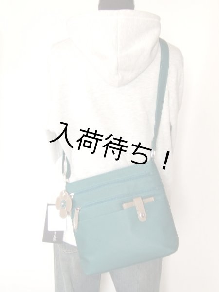 画像7: ポケット８個フラワーチャーム付き薄型ショルダーバッグ／ブルー (7)