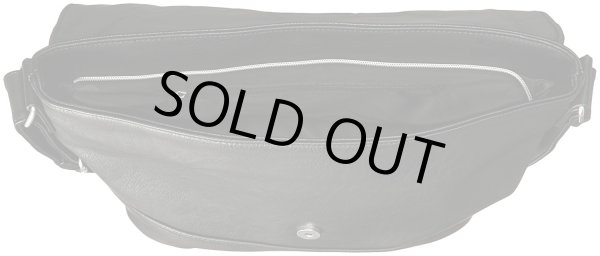 画像5: かっこいいシボ感のあるフェイクレザーショルダーバッグ黒ｘ紺 (5)