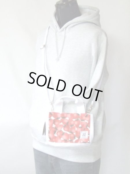 画像10: スマホの操作をカバンに入れたまま出来る2wayミニトートバッグ苺総柄（２色有）【メール便ok】 (10)