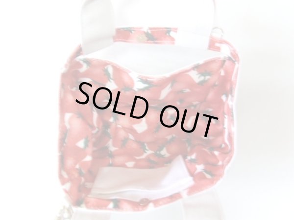 画像9: スマホの操作をカバンに入れたまま出来る2wayミニトートバッグ苺柄（２色有）【メール便ok】 (9)