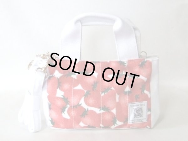 画像2: スマホの操作をカバンに入れたまま出来る2wayミニトートバッグ苺総柄（２色有）【メール便ok】 (2)