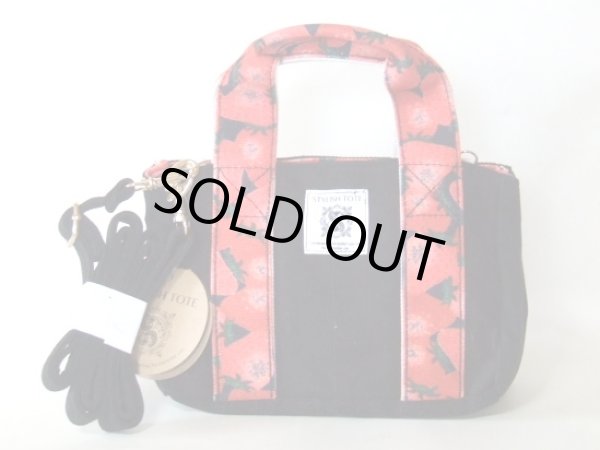 画像3: スマホの操作をカバンに入れたまま出来る2wayミニトートバッグ苺柄（２色有）【メール便ok】 (3)