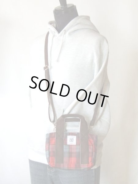 画像9: スマホの操作が透明ポケットに入れたまま出来る2wayミニトートバッグ／タータンチェック（２色有）【メール便ok】 (9)