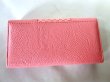 画像2: 【訳あり】落ち着いた色合いのサーモンピンクのレディース格子柄長財布 (2)
