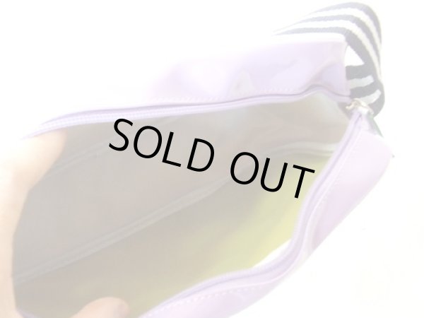 画像5: 【訳あり】女性に人気のベネトンBENETTONレディース向け斜め掛けエナメルミニショルダーバッグ／紫 (5)