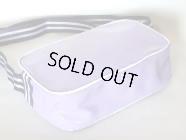 画像2: 【訳あり】女性に人気のベネトンBENETTONレディース向け斜め掛けエナメルミニショルダーバッグ／紫 (2)