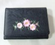 画像2: 【訳あり】花刺繍レディース合成皮革二つ折り財布（２色有） (2)