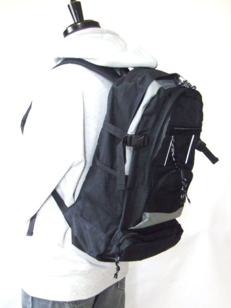 画像10: VIAGGIOポケット豊富で子供から大人が使える標準的サイズのディパック／黒 (10)
