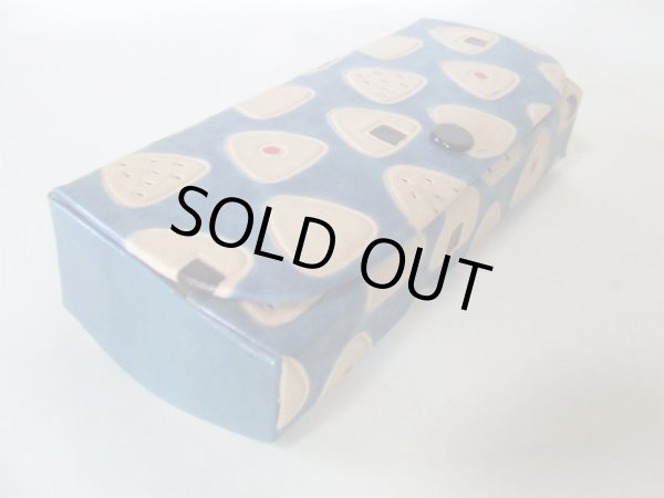 画像3: ＜訳あり＞おにぎり柄メガネケース紺 (3)