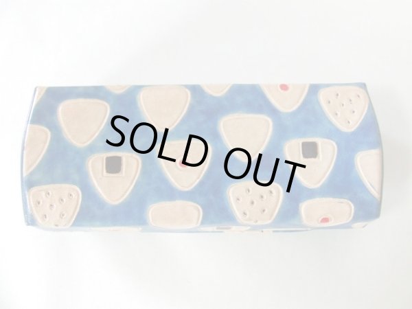 画像2: ＜訳あり＞おにぎり柄メガネケース紺 (2)