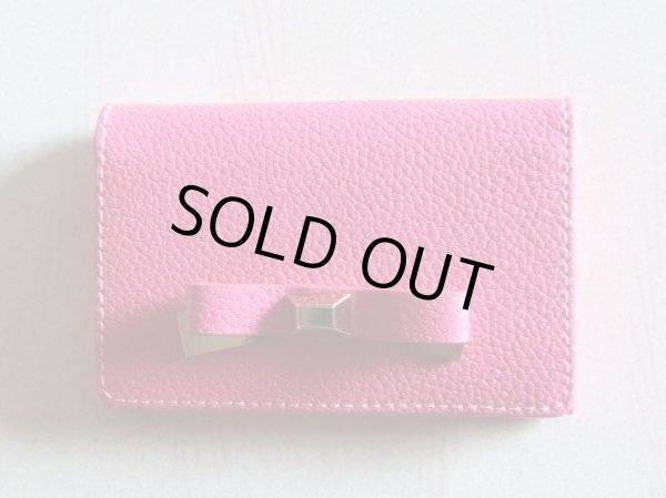 画像2: ＜訳あり＞働く女性の声が形になった！両面牛革使用の高級感があるリボンモチーフ名刺入れ／レッドピンク (2)