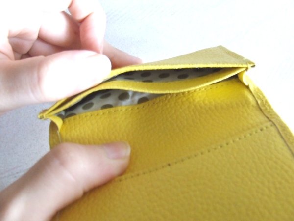 画像6: ＜訳あり＞働く女性の声が形になった！両面牛革使用の高級感があるリボンモチーフ名刺入れ／イエロー  (6)