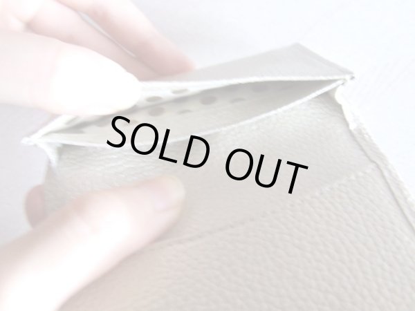 画像3: ＜訳あり＞働く女性の声が形になった！両面牛革使用の高級感があるリボンモチーフ名刺入れ／シルバー (3)