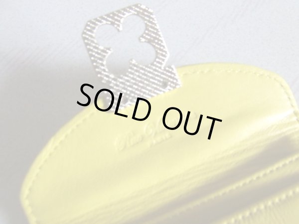 画像4: ＜訳あり＞上品なフラワーモチーフのバックルが大人可愛い！両面羊革使用の高級感がある名刺入れ／イエロー  (4)