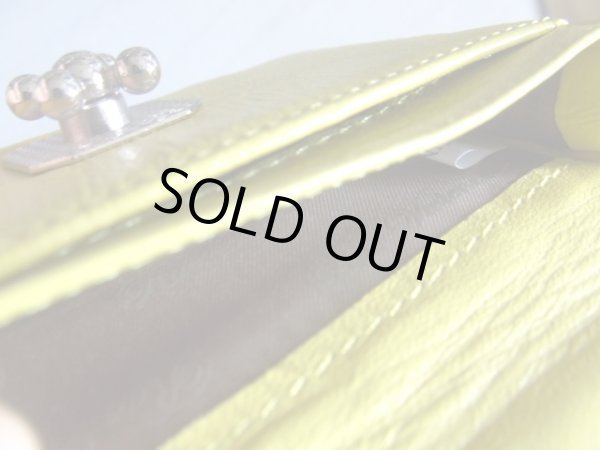 画像5: ＜訳あり＞上品なフラワーモチーフのバックルが大人可愛い！両面羊革使用の高級感がある名刺入れ／イエロー  (5)