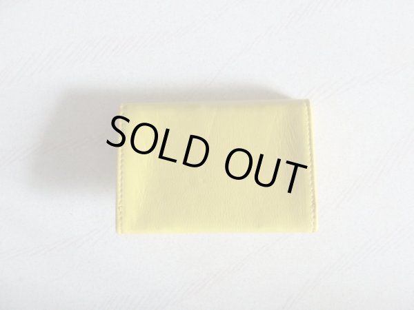 画像2: ＜訳あり＞上品なフラワーモチーフのバックルが大人可愛い！両面羊革使用の高級感がある名刺入れ／イエロー  (2)