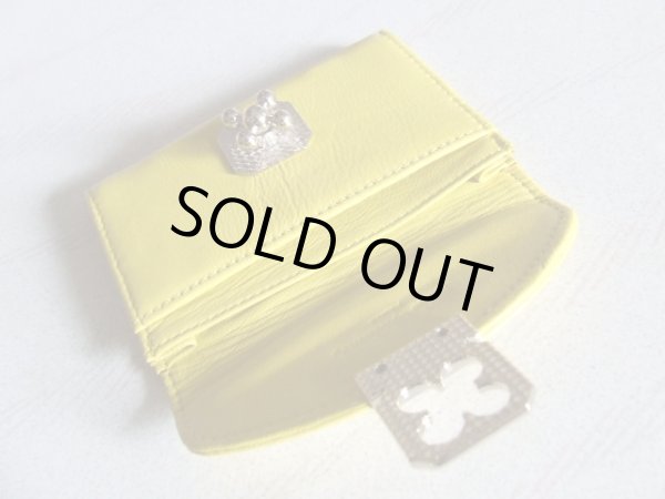 画像3: ＜訳あり＞上品なフラワーモチーフのバックルが大人可愛い！両面羊革使用の高級感がある名刺入れ／イエロー  (3)