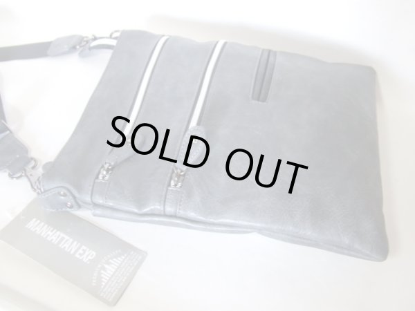 画像2: ポケット豊富で使いやすい！メンズフェイクレザースクエアショルダーバッグ／ブラック (2)